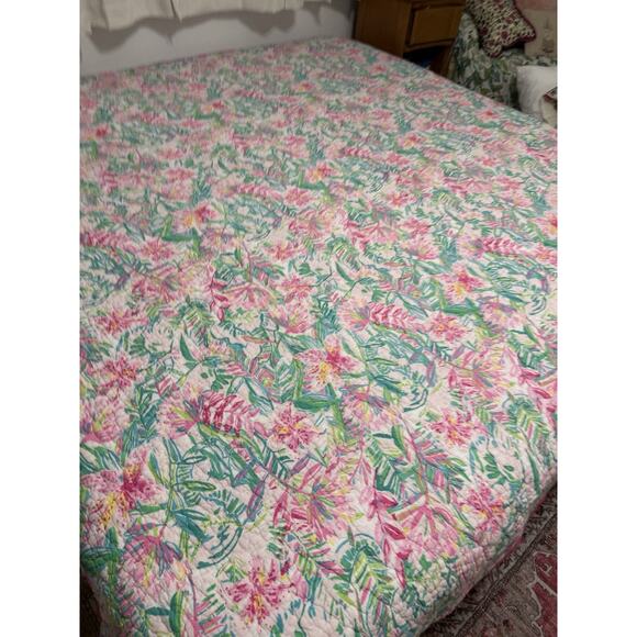 Pottery Barn X Lilly Pulitzer Reversible King Quilt in Lilly Of The Jungle - Picture 7 of 13